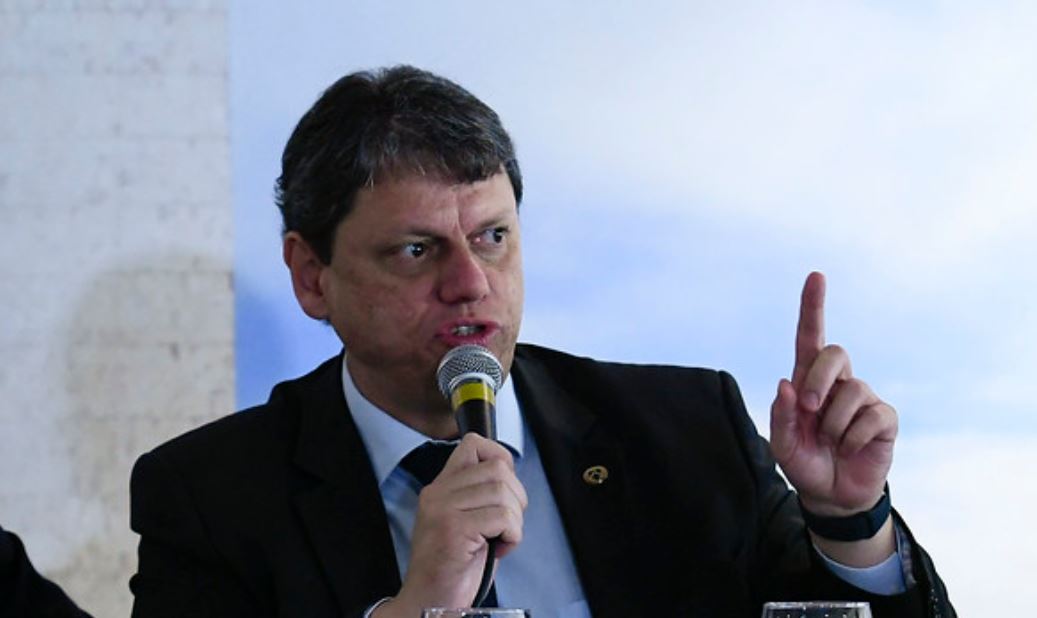 Tarcísio de Freitas, afirmou que a privatização da Eletrobras e dos Correios "são coisas que vão passar pelo Congresso", trazendo mais investimentos.