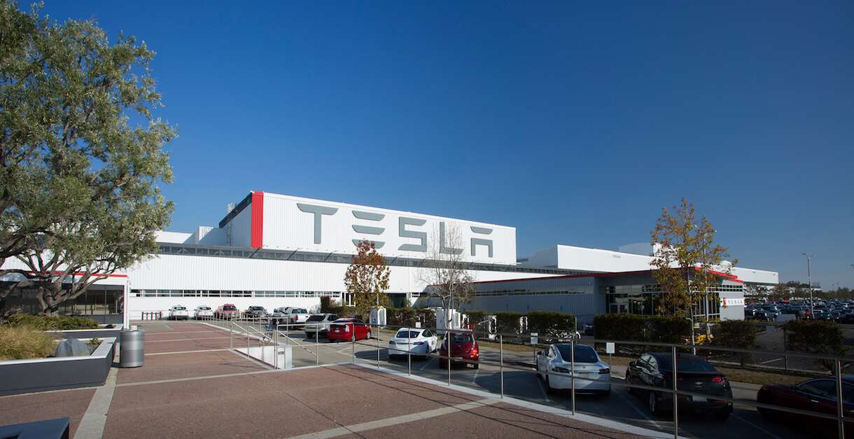 Tesla registra lucro recorde e diz que venderá meio milhão de carros neste ano; com o fechamento da ábrica devido à covid-19, havia dúvidas atingiria a meta