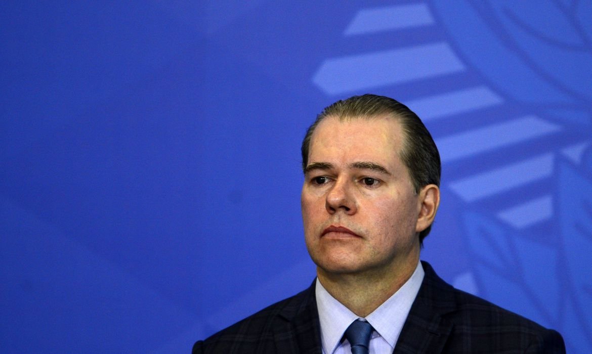 De acordo com informações do STF, o ministro apresenta sintomas leves da doença e está em casa,seguindo as recomendações da cardiologista Ludhmila Hajjar