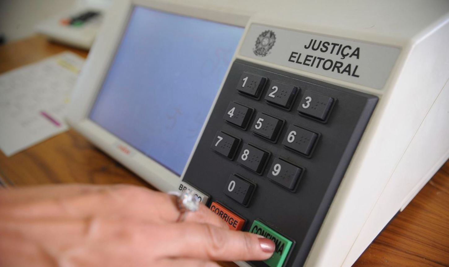 O decreto visa contribuir para a segurança do processo eleitoral, possibilitando o exercício livre do voto aos eleitores e a apuração adequada dos votos.