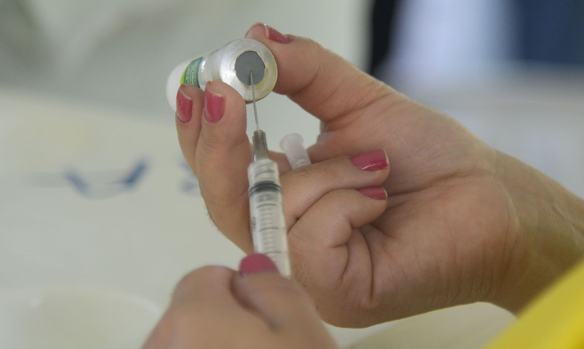Um plano está sendo implementado pelo governo e uma empresa alemã que está testando uma vacina, assim que aprovada será feita a imunização da população