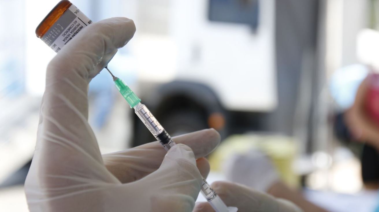 Estudo revela que 85,3% dos brasileiros estão dispostos a se vacinar contra a covid-19 se "um imunizante comprovadamente seguro e eficaz estiver disponível"