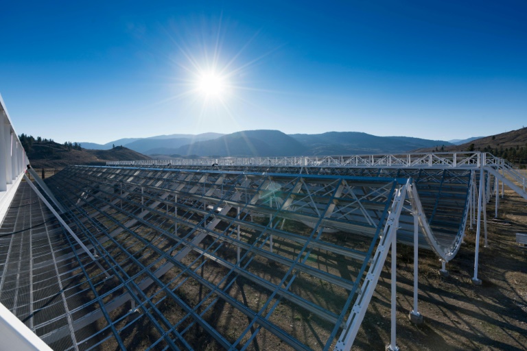 Imagem do Telescópio CHIME, localizado no Observatório Radioastrofísico Dominion, uma instalação nacional para astronomia operada pelo Conselho Nacional de Pesquisa do Canadá