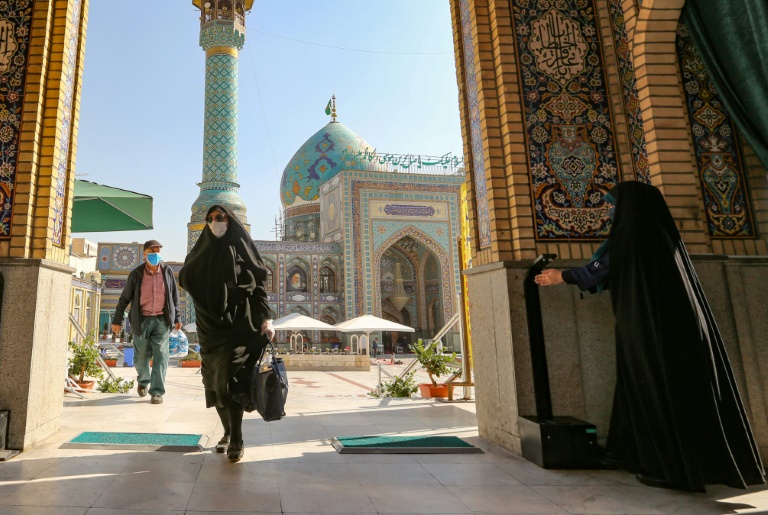 Iranianos visitam a mesquita Imamzadeh Saleh em Teerã neste domingo, quando o governo emitiu ordens para limitar as viagens às grandes cidades em uma tentativa de conter o aumento de casos do coronavírus