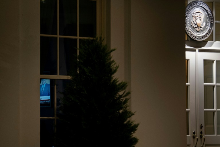 O presidente dos Estados Unidos, Donald Trump, é visto em televisão na Ala Oeste da Casa Branca, em 10 de novembro de 2020