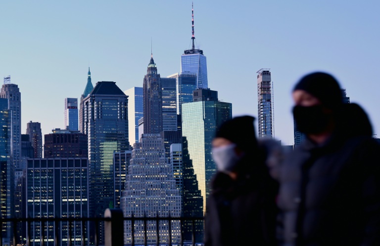 Pessoas caminham com máscaras no entardecer frio no Brooklyn Promenade, em Nova York, 18 de novembro de 2020