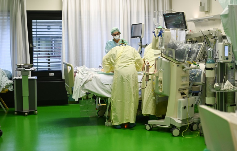 Enfermeiras tratam paciente de covid-19 em CTI de hospital em Aachen, Alemanha