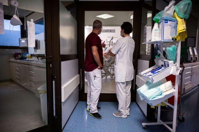 Profissionais têm deixado para trás a experiência de trabalho em hospitais, em condições insuportáveis em consequência da pandemia do coronavírus.