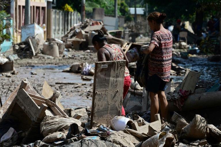 Moradores de El Progreso, em Honduras, buscam pertences após a passagem do furacão Eta