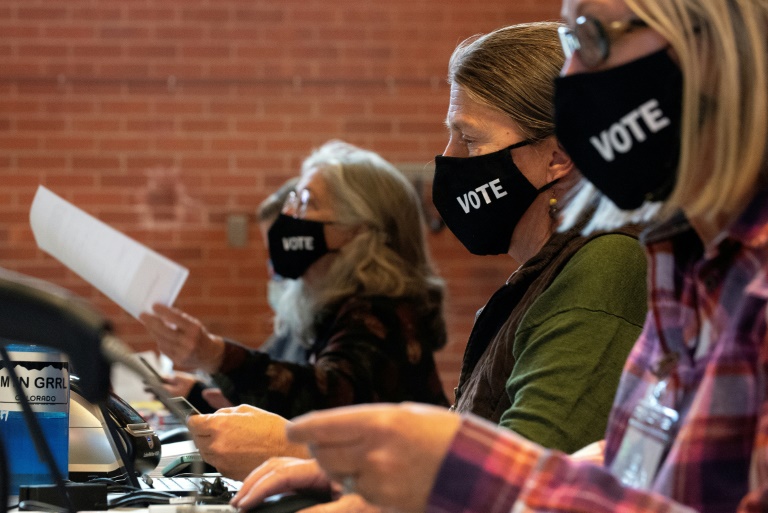 Mesários preparam cédulas eleitorais em seção em Nederland, Colorado, 3 de novembro de 2020