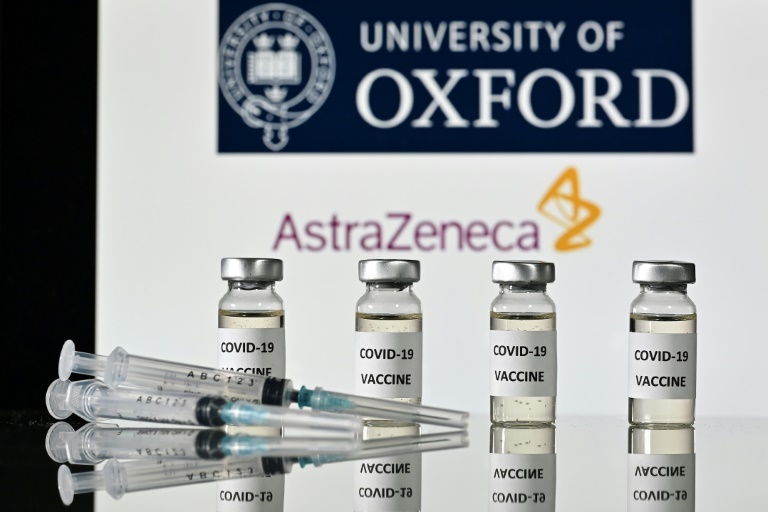 Fotografia ilustrativa com logotipos da AstraZeneca e da Universidade de Oxford, feita em 17 de novembro de 2020