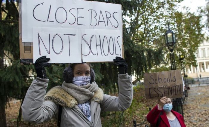 Pais de alunos nova-iorquinos participam de protesto em frente à Prefeitura para pedir a reabertura das escolas, em 20 de novembro de 2020