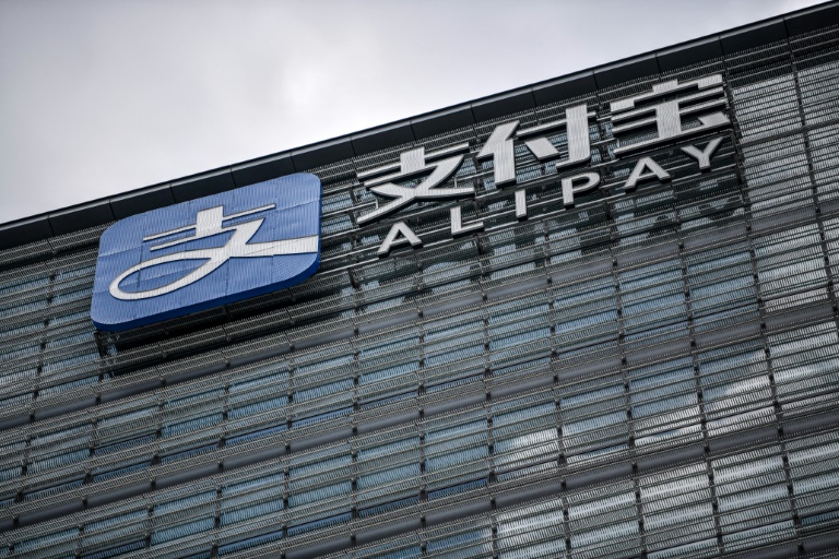 Logo da Alipay em edifício do grupo Ant em Xangai, China