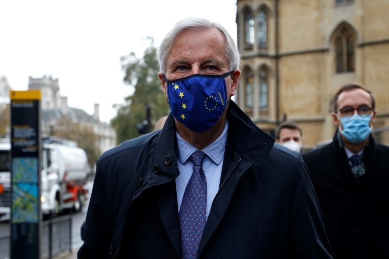 Michel Barnier, com máscara da União Europeia, chega a um centro de conferências para as negociações sobre um acordo comercial com o Reino Unido, em Londres, 9 de novembro de 2020