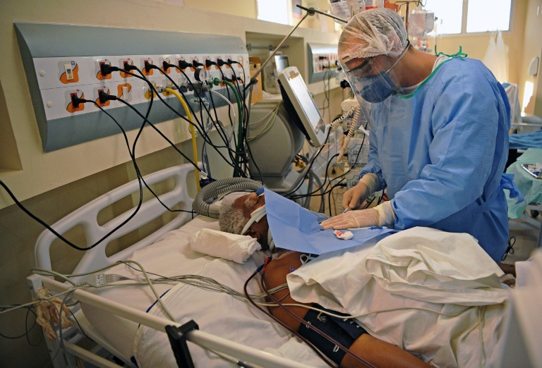 Paciente de covid-19 é atendido no hospital Oceânico em Niterói, Rio de Janeiro