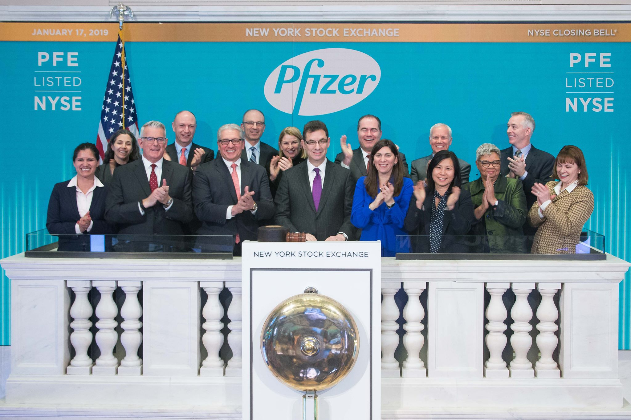Albert Bourla (centro) conseguiu vender mais da metade das ações que detinha da Pfizer após um plano previamente estabelecido pelo mercado norte-americano