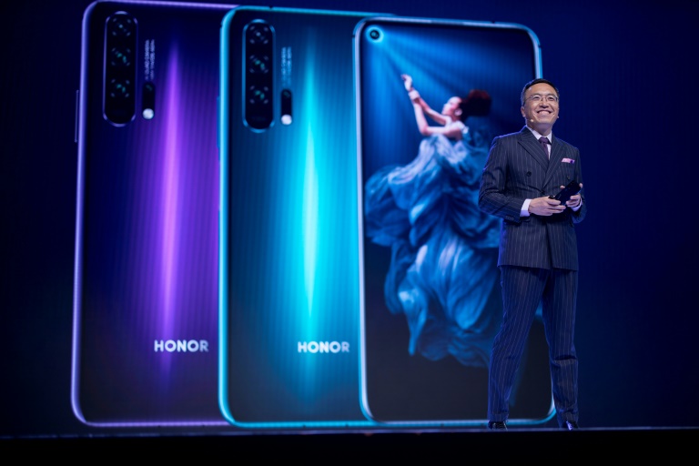Um dos diretores da Huawei, George Zhao, apresenta os smartphones Honor 20 Series, em 21 de maio de 2019 em Londres
