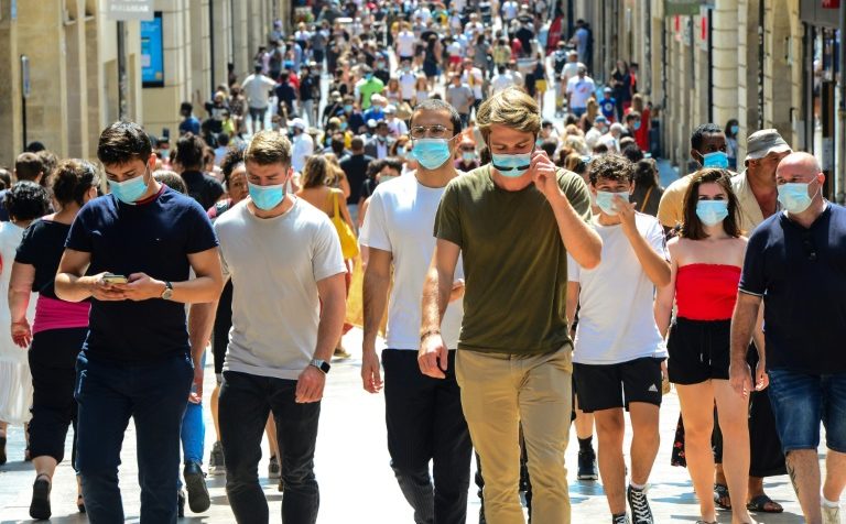 Realizado com 6.000 pessoas, o estudo mostra que 1,8% de quem usa máscara adquiriu a covid-19, contra 2,1% entre aqueles que não a usam