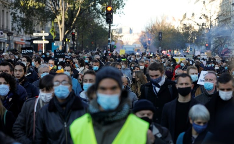 Franceses protestam perto da Praça da República, em Paris, contra a lei de Segurança Global