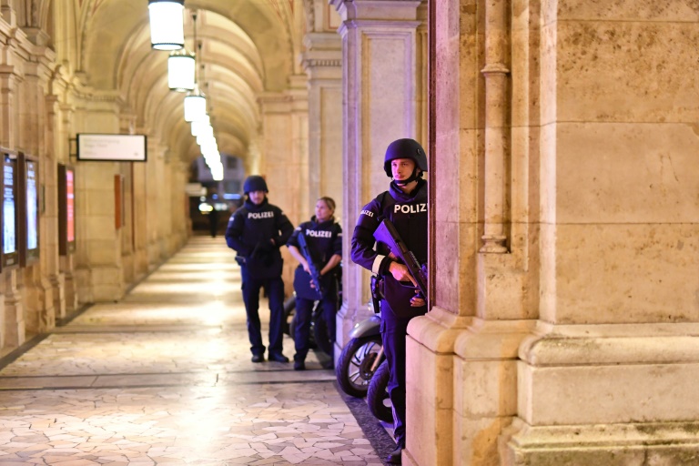 Policiais controlam uma passagem perto da ópera, no centro de Viena, em 2 de novembro de 2020, após um tiroteio perto de uma sinagoga