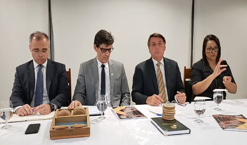 Jair Bolsonaro afirmou que o combate ao comércio ilegal de madeira depende de colaboração internacional envolvendo outros países.