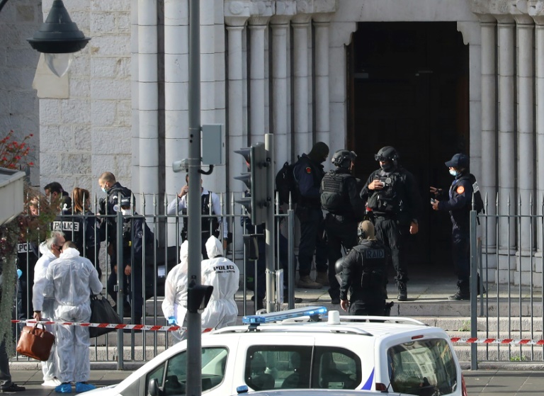 Em um ataque de quase meia hora na Basílica de Notre-Dame, no centro da cidade francesa de Nice, o agressor matou três pessoas