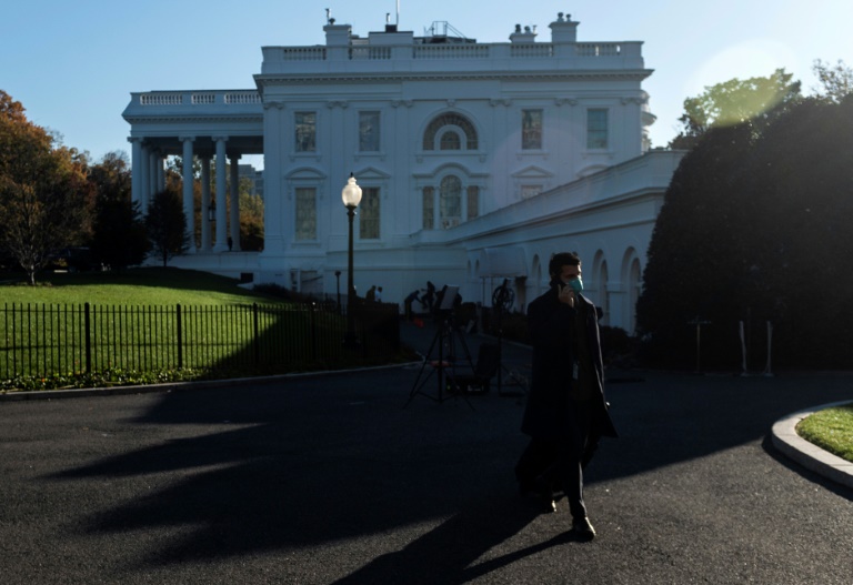 Homem sai da Casa Branca em Washington, DC, em 7 de novembro de 2020