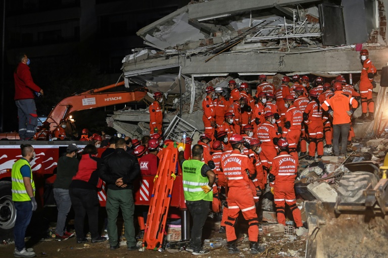 Equipes de resgate procuram sobreviventes nos escombros de prédio que desabou no oeste da Turquia
