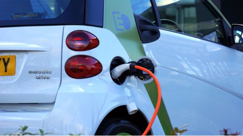 Um carro elétrico precisa ser dirigido por quase 80 mil quilômetros antes de ter uma pegada de carbono melhor do que um modelo a gasolina