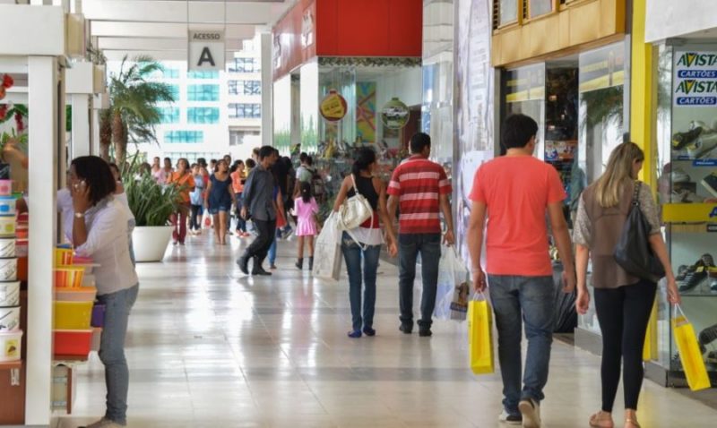 Shopping no centro de Brasília tem movimento intenso