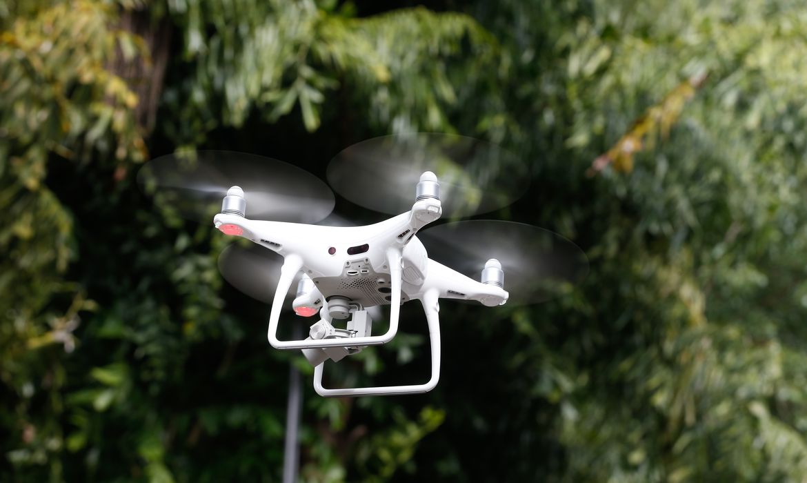 As principais utilidades do drone são capturar imagens aéreas, entregas, buscas em locais de difícil acesso, agronegócio, ação policial e entretenimento
