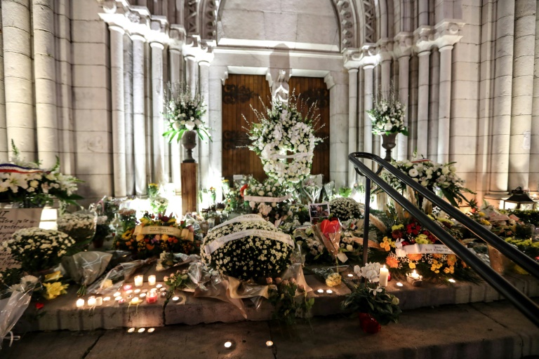 Flores e velas colocadas na escadaria da Igreja Notre-Dame de Nice, em 30 de outubro de 2020
