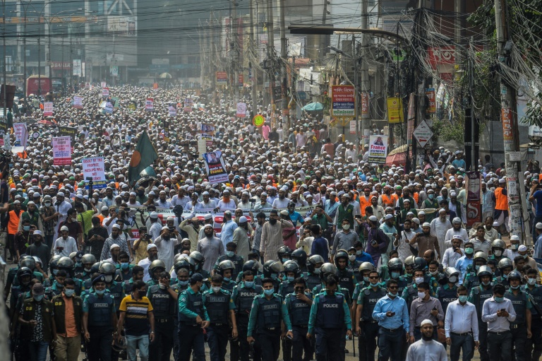 Manifestação em Dacca contra a França