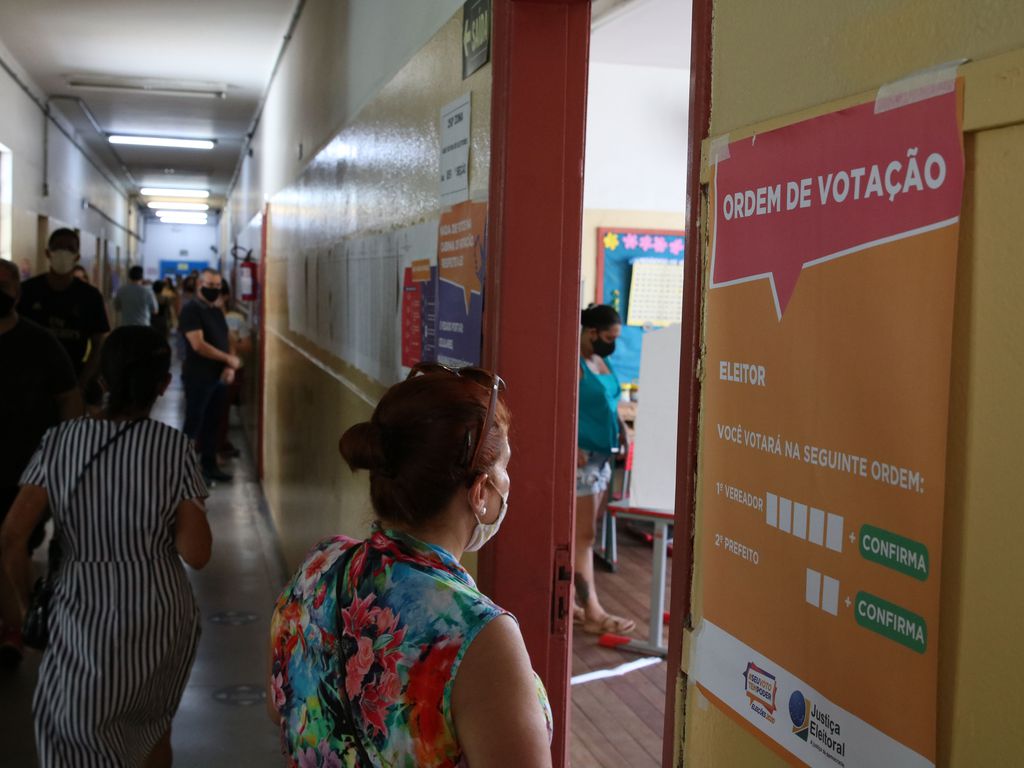 Movimentação dos eleitores na 250ª Zona Eleitoral da Lapa, na Escola Estadual Doutor Edmundo de Carvalho, durante eleições municipais justificar ausência