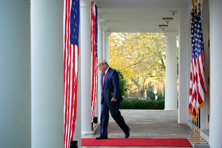 Donald Trump chega aos jardins da Casa Branca para para fazer uma declaração sobre o coronavírus em 13 de novembro de 2020 Biden