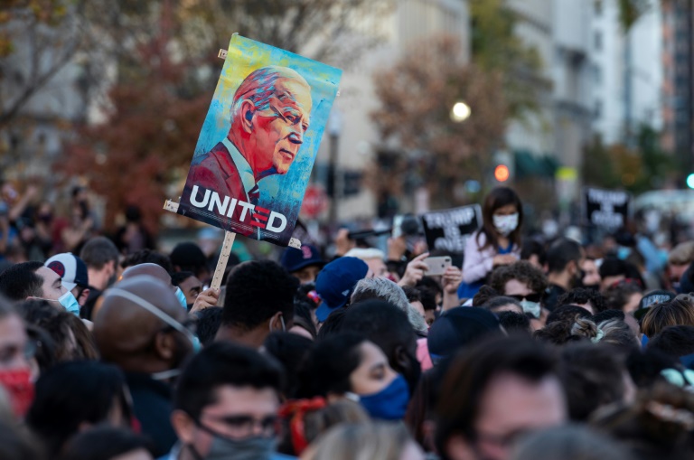 Americanos celebram a vitória de Joe Biden em Washington, DC, durante o fim de semana