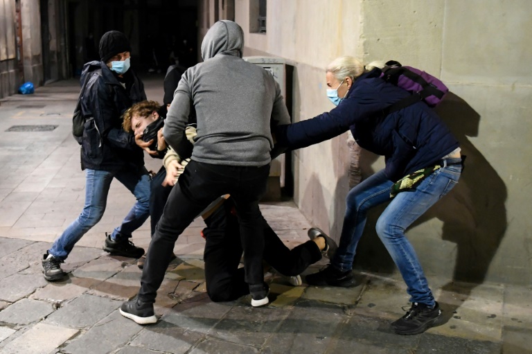 Policias catalães à paisana prendem uma pessoa durante protestos contra desalojamentos em meio à pandemia de covid-19 em Barcelona, Espanha, em 31 de outubro de 2020