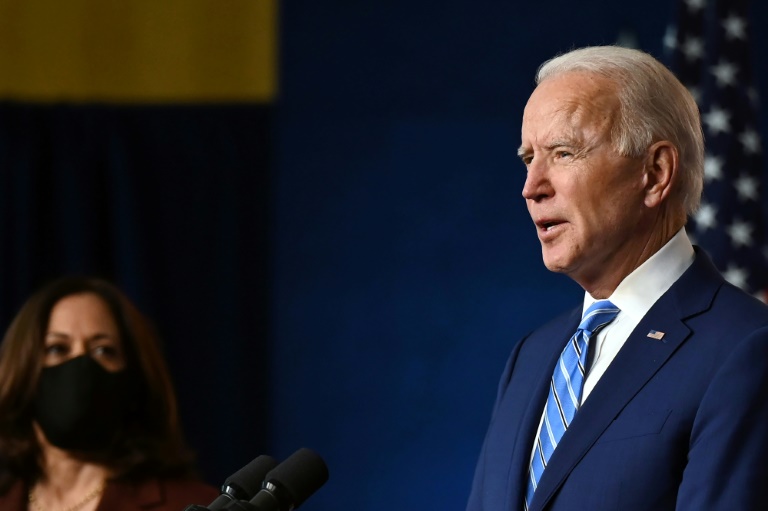 O candidato democrata Joe Biden, ao lado da companheira de chapa, Kamala Harrism discursa em Wilmington, Delaware, em 4 de novembro de 2020 -