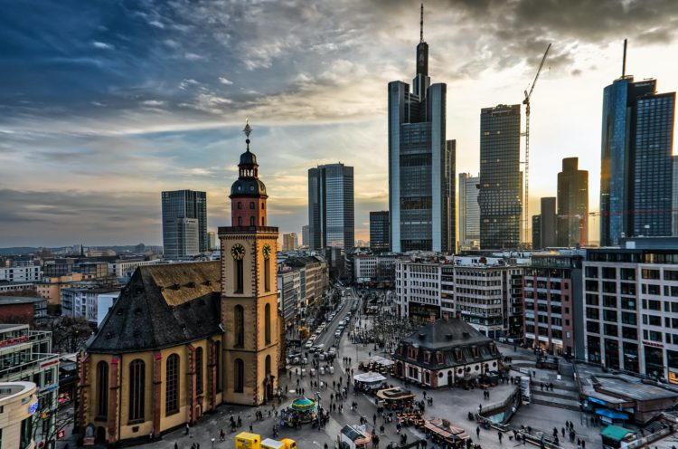 Em Frankfurt, a Bayer apresentou resultados, e suas ações fecharam em baixa de 0,81%. Na bolsa local, o DAX teve alta de 2,55%, a 12.088,98 pontos, terminando na máxima do dia