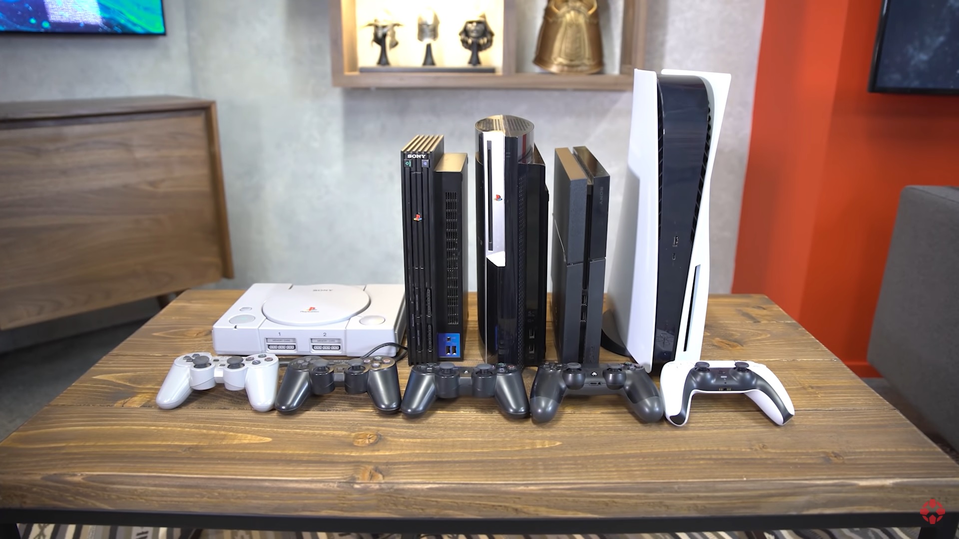 Sucesso da Sony: o PS5 (direita) ao lado de seus antecessores, todos um sucesso global de críticas e vendas