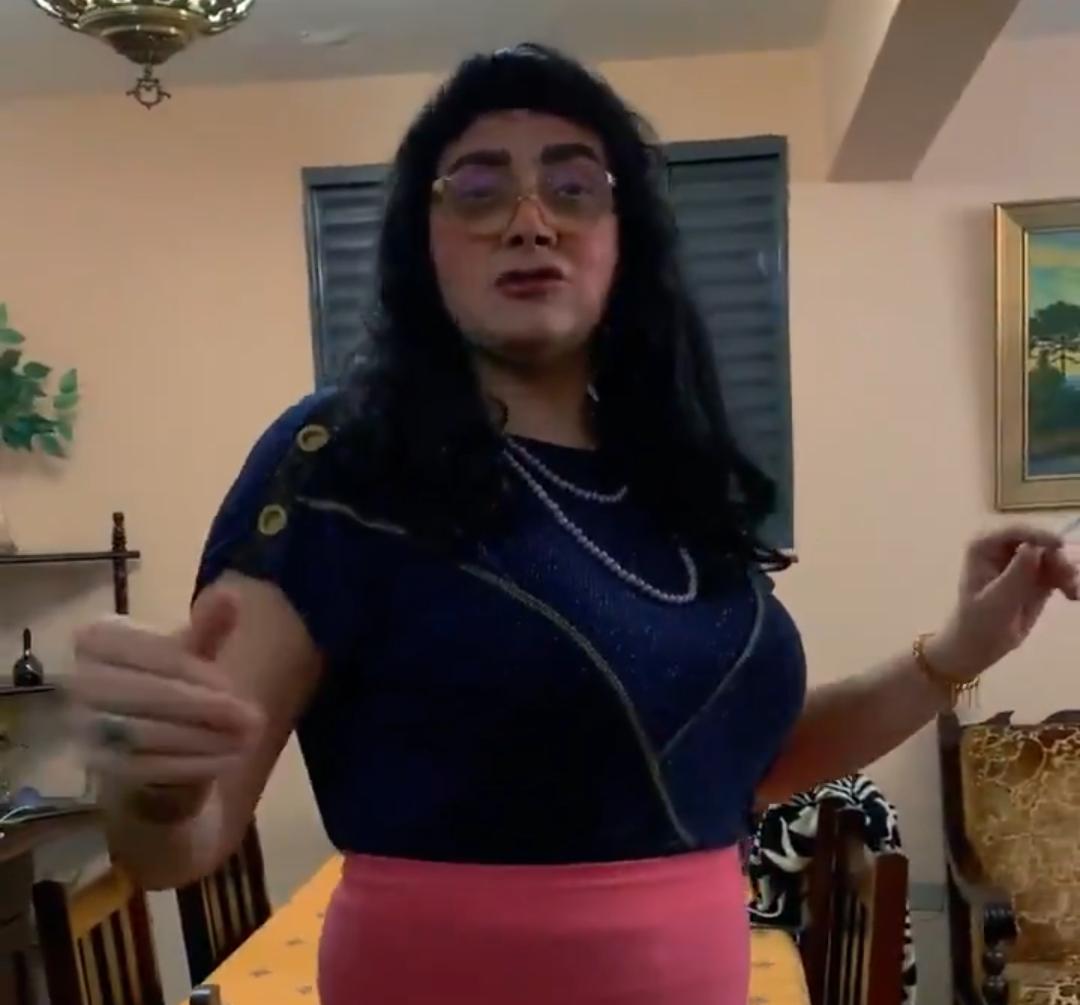 Vídeo da personagem Yollanda Ramos afirma que ela se elegeu a vereadora mais votada de Curitiba pelo Novo após ter vazado suas fotos íntimas na internet