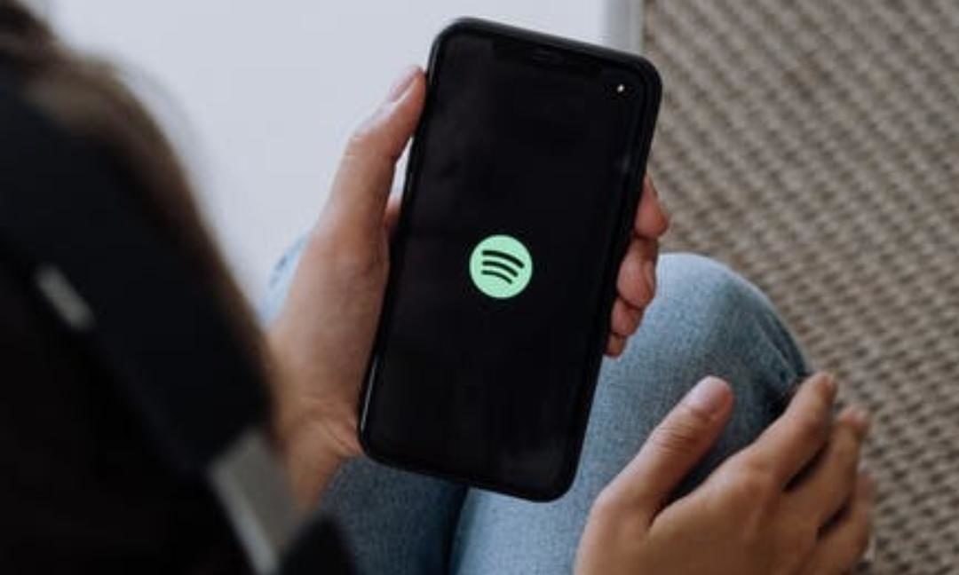 Artistas e gravadoras vão identificar a música que é prioridade e o Spotify vai adicionar um sinal para ajudar a música a ser destacada por seus algoritmos