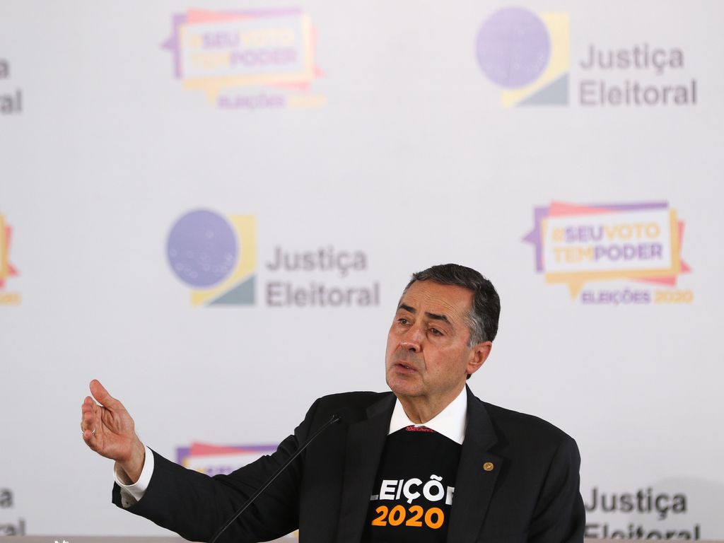 O presidente do TSE, ministro Luís Roberto Barroso, fala á imprensa no Centro de Divulgação das Eleições (CDE) 2020