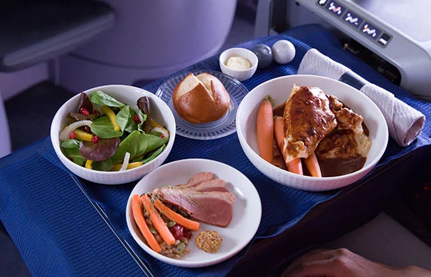 A United Airlines vai começar a vender alimentos, cerveja e vinho na classe econômica em voos selecionados em Denver partir do dia 17 de novembro
