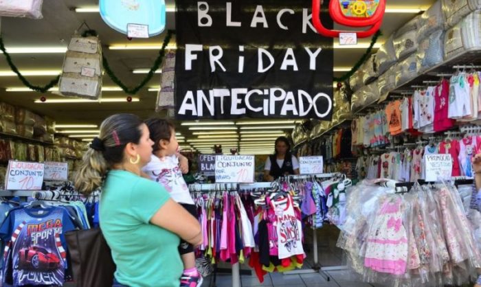 Movimento no comércio da rua Teodoro Sampaio, em Pinheiros (SP), durante a Black Friday