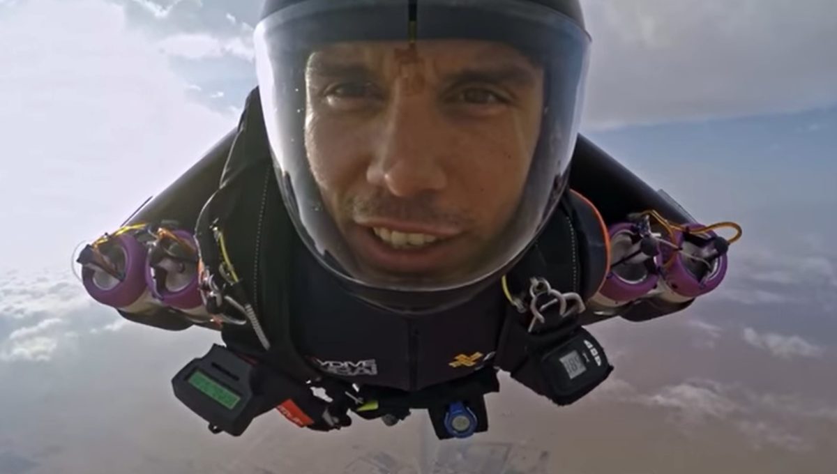 Reffet era filho de paraquedistas e ficou famoso realizando saltos antes de integrar a equipe da Jetman, que produz um uniforme de voo de fibra de carbono