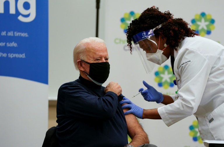 O presidente eleito dos EUA, Joe Biden, recebe a vacina contra a covid-19 de Tabe Masa, enfermeira e chefe dos serviços de saúde no Christiana Care em Newark, Delaware, em 21 de dezembro de 2020