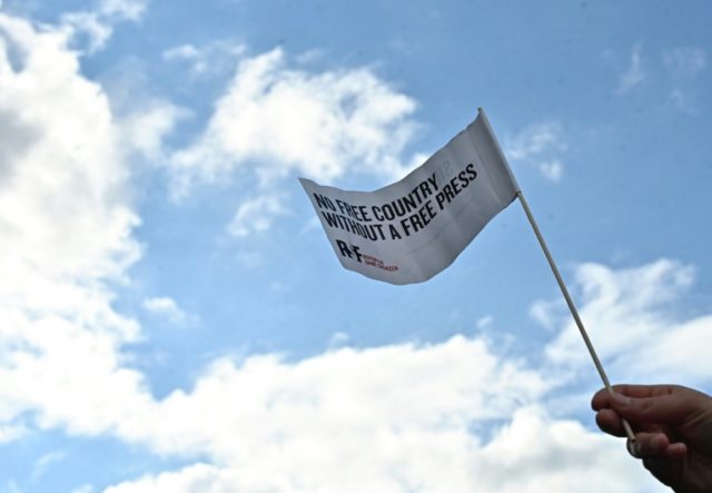 Manifestante exibe bandeira com a frase: "Nenhum país livre sem uma imprensa livre", em apoio a RSF em Berlim, em 7 de outubro de 2020