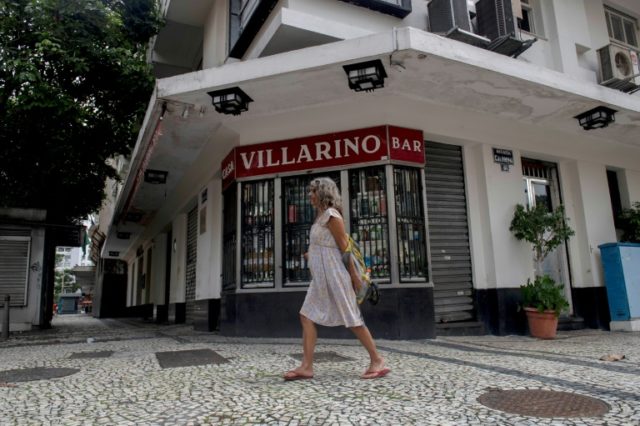 Mulher passa diante da Casa Villarino, no centro do Rio, em 8 de dezembro de 2020