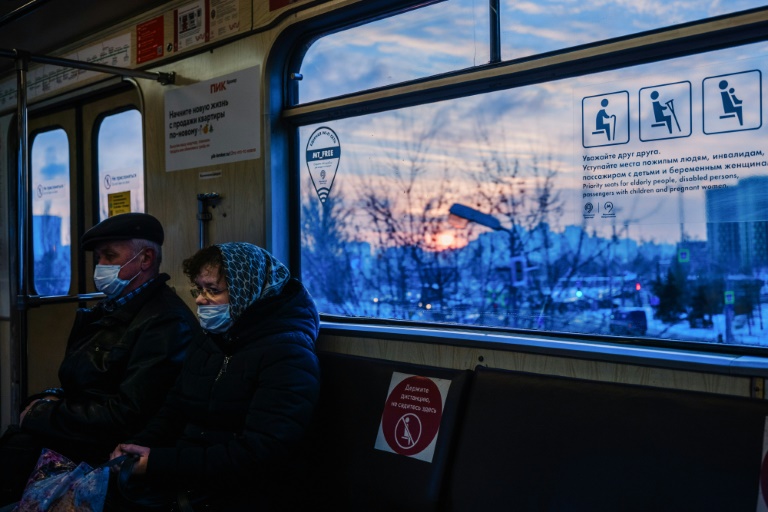 Passageiros de máscara no metrô de Moscou, em 2 de dezembro de 2020